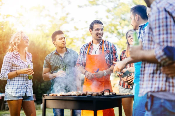 Jongeren genieten van barbecueën — Stockfoto