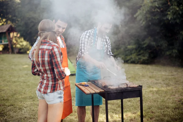 Friends camping and having a barbecue — Stock Photo, Image