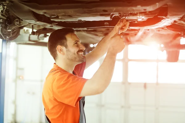 Meccanico di auto che fissa un'auto — Foto Stock