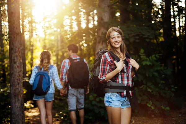 Pessoas caminhando na floresta — Fotografia de Stock