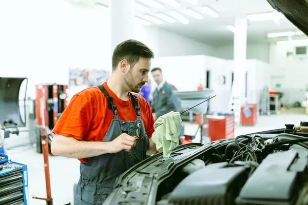 Car mechanic upkeeping car — Stock Photo, Image