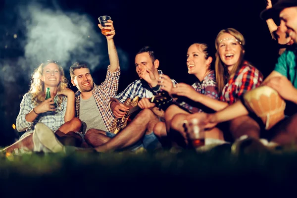 Vänner har bonfire party — Stockfoto