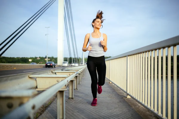 Vrouw joggen om fit blijven — Stockfoto