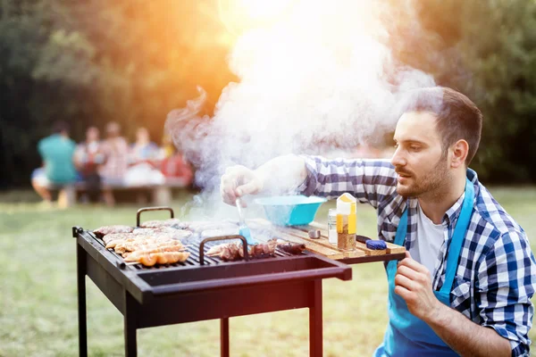 Churrasco na natureza sendo feito por amigos — Fotografia de Stock