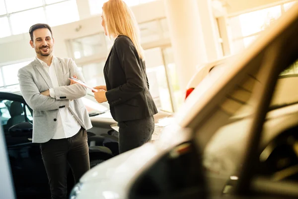 Venditore che mostra il veicolo al potenziale cliente — Foto Stock