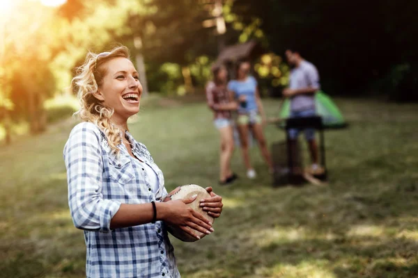 Boldog nő élvezi, camping — Stock Fotó