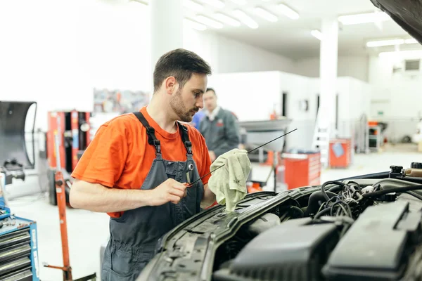 Mecânico de carro que fixa um carro — Fotografia de Stock