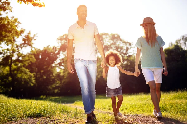 Family taking a walk in nature — Stock Photo, Image