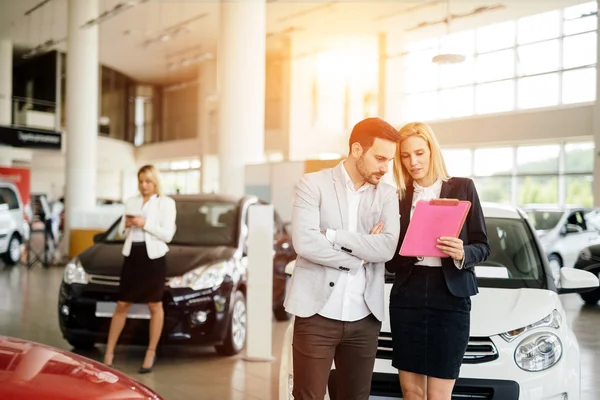 Kunden söker en bil på återförsäljaravtal — Stockfoto