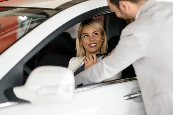 Kunder som tittar på bilen på återförsäljaravtal — Stockfoto