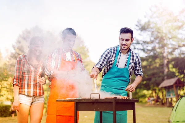 Vrienden hebben een barbecue party in de natuur — Stockfoto