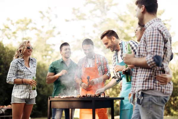 Amigos acampar e ter um churrasco — Fotografia de Stock