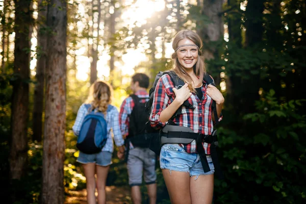 Grupo de pessoas caminhando na floresta — Fotografia de Stock