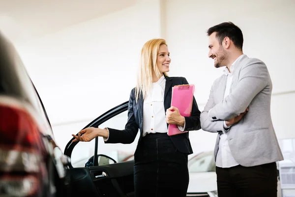 Verkäufer zeigt potenziellen Kunden Fahrzeug — Stockfoto