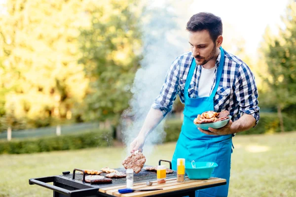 Knappe man van de voorbereiding van de barbecue — Stockfoto