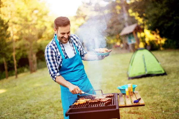 Beau homme préparant barbecue — Photo