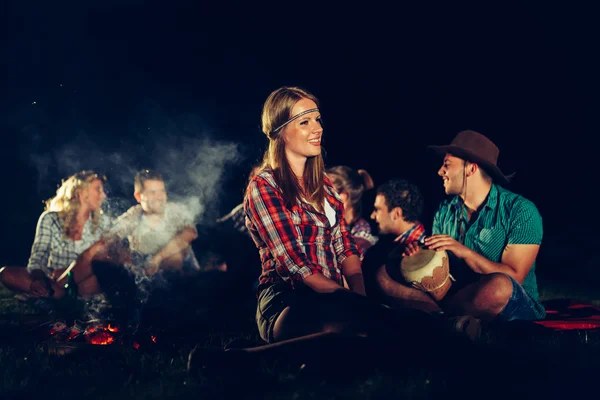 Friends enjoying music near campfire — Stock Photo, Image