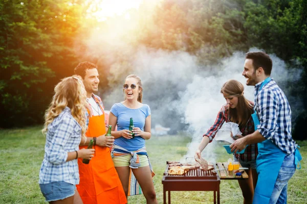 Amigos fazendo uma festa de churrasco na natureza — Fotografia de Stock