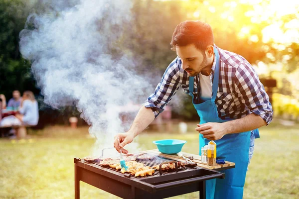 Knappe mannelijke voorbereiden barbecue — Stockfoto