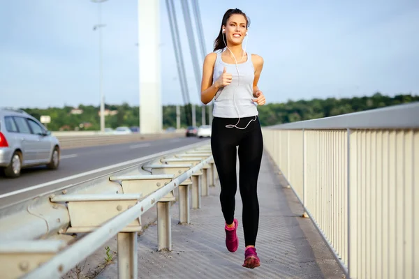 Vrouw joggen om fit blijven — Stockfoto