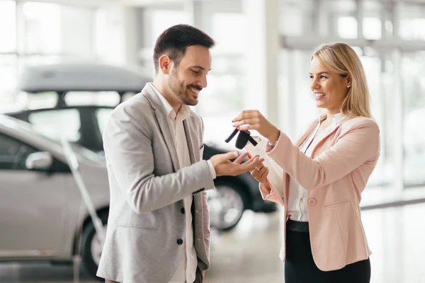 Kunde kauft Auto beim Händler — Stockfoto