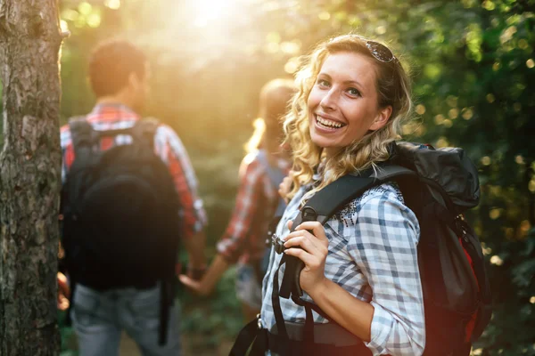 Grupo de personas haciendo senderismo en el bosque —  Fotos de Stock