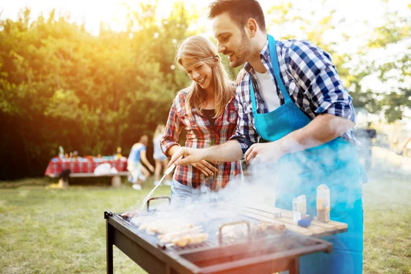 Amis camper et faire un barbecue — Photo