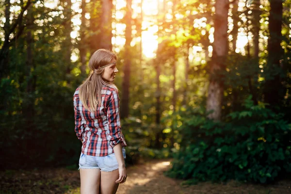 Hermosa mujer en el bosque — Foto de Stock