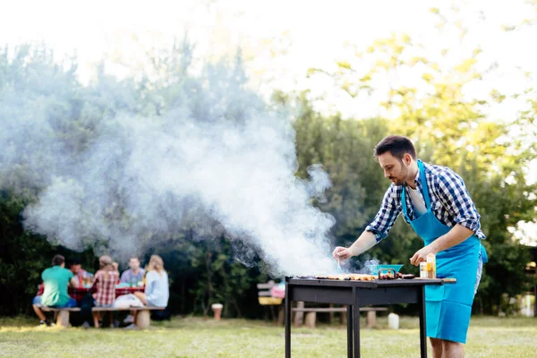 Barbekü doğada arkadaşları tarafından yapılmaktadır — Stok fotoğraf