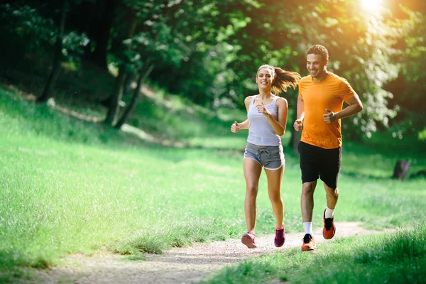 Casal saudável jogging na natureza — Fotografia de Stock