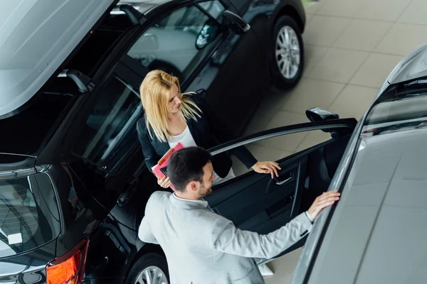 Klant op zoek naar een auto bij de dealer — Stockfoto