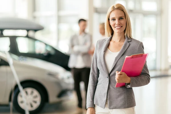 Professional salesperson at dealership — Stock Photo, Image