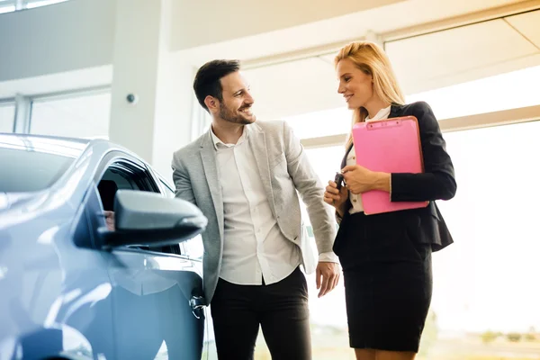 Kunde schaut sich Autos im Autohaus an — Stockfoto