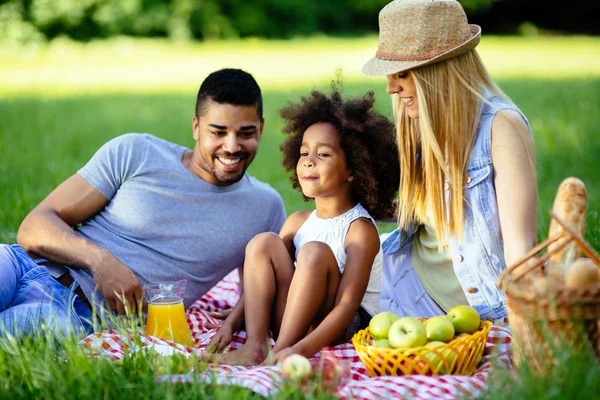 Familie buiten picknicken — Stockfoto