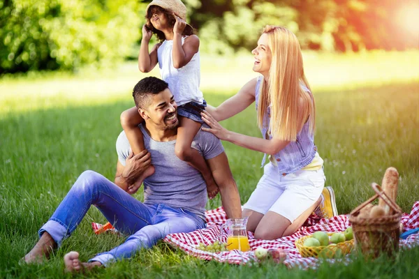 Mooie vrolijke familie genieten van picknick — Stockfoto