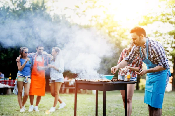 Amigos acampar e ter um churrasco — Fotografia de Stock