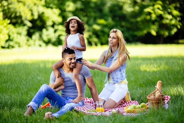 Família desfrutando de passeios de piquenique — Fotografia de Stock