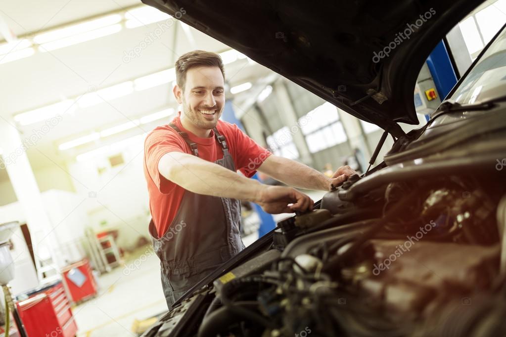 Дешевые машины механика. Как стать автомехаником с нуля. Молодой автомеханик чинит машину. Автомеханик проект. Как стать автомехаником с нуля.