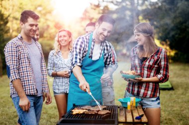 Kamp ve bir Barbekü partisi arkadaşlar