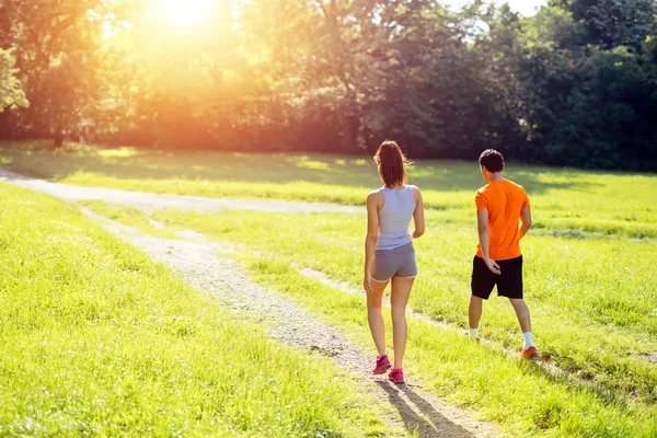Gezonde paar joggen in de natuur — Stockfoto