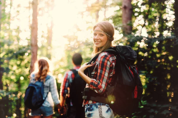 Grupo de pessoas caminhando na floresta — Fotografia de Stock