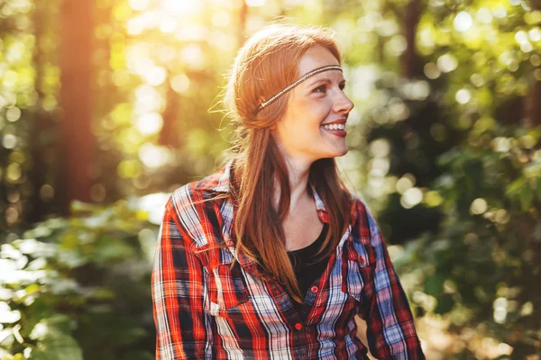 Hermosa mujer sonriendo en el bosque — Foto de Stock