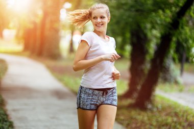 Güzel kadın jogger doğada