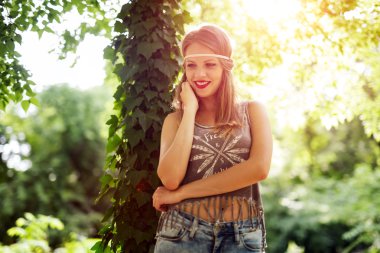 Doğa kadında güzel hippi