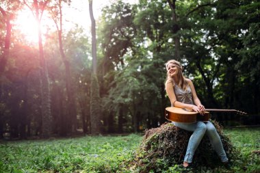Mutlu kadın gitarist