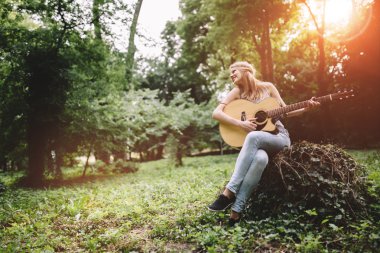 Mutlu kadın gitarist