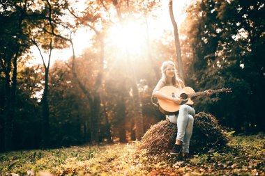 Güzel hippi gitar çalmak