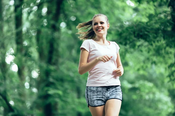 Prachtige vrouwelijke jogger in de natuur — Stockfoto