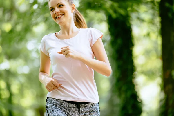 Prachtige vrouwelijke jogger in de natuur — Stockfoto