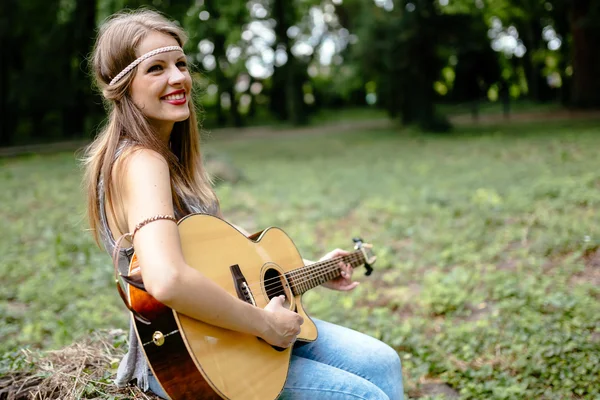 Hippie όμορφο κορίτσι παίζει κιθάρα — Φωτογραφία Αρχείου